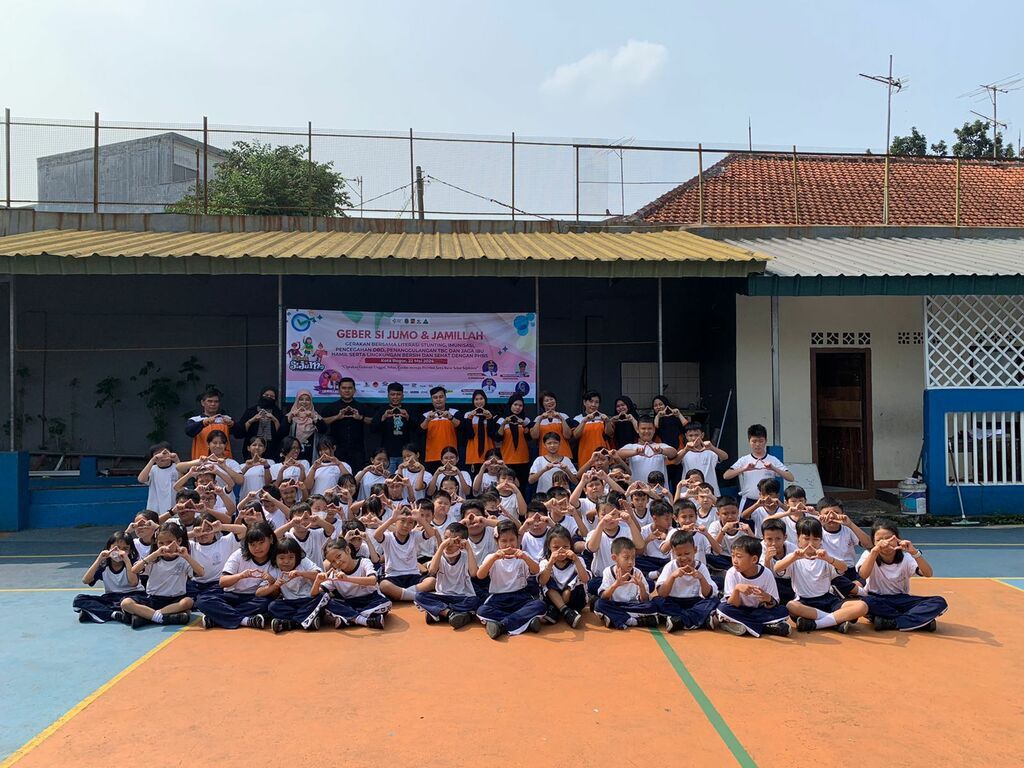 Siswa SD Ananda berfoto bersama di lapangan
