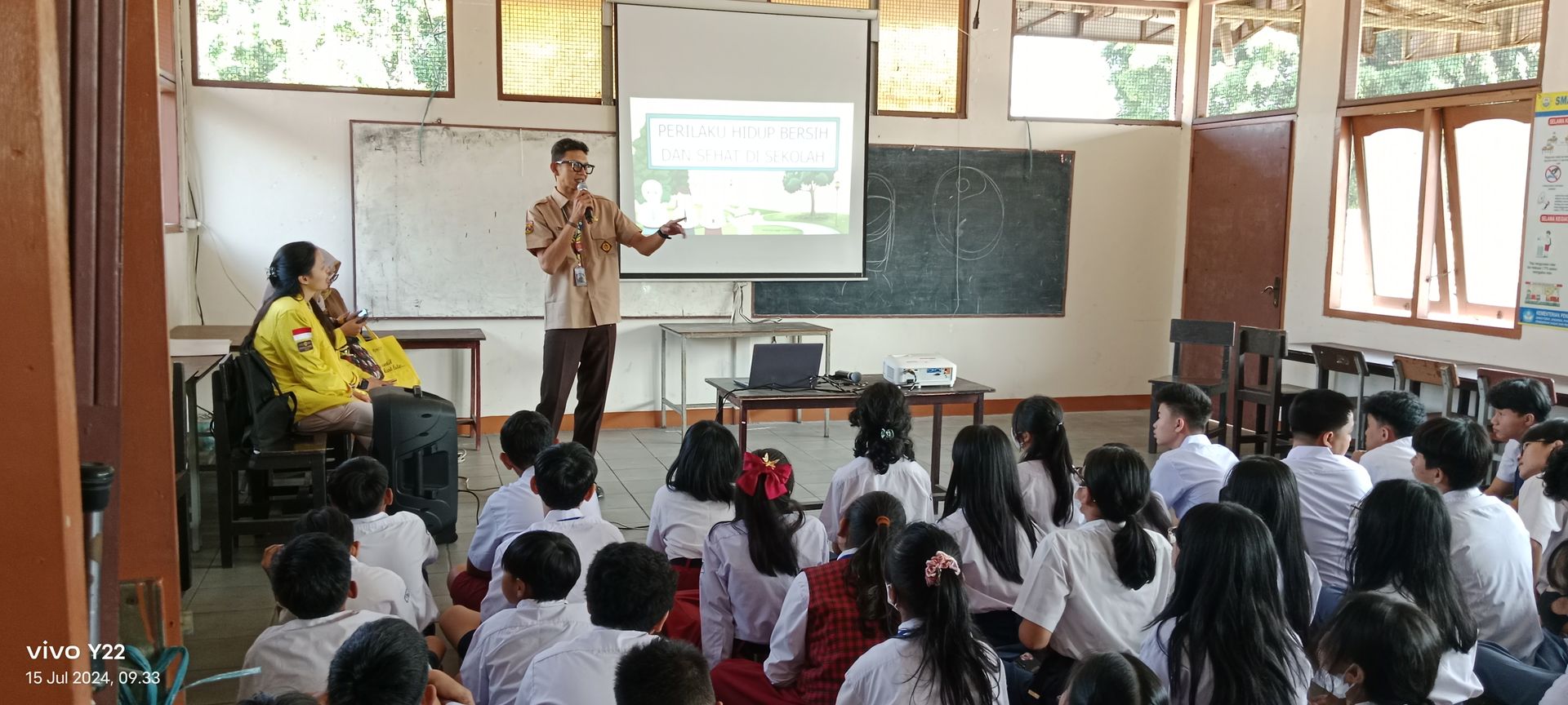 Guru mendampingi siswa di kelas